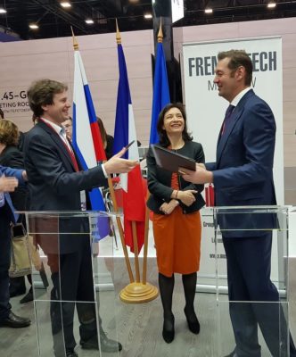 Actility-and-ERTH-Sign-in-front-of-French-Minister-332x400